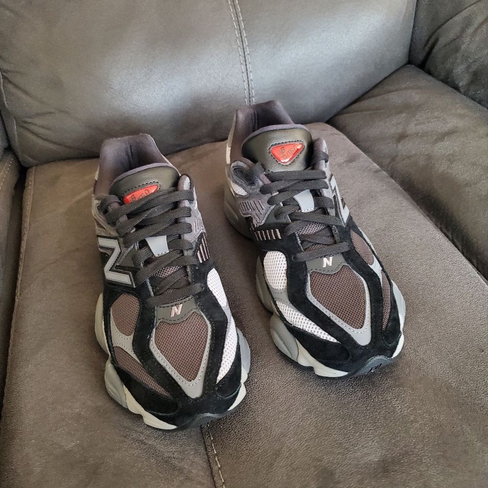 New Balance 9060 black size 7 Men 8.5 Women (new without tags)